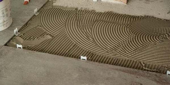 Quand faire les joints après la pose du carrelage ? 